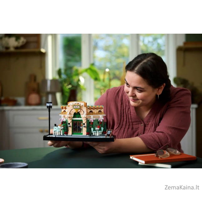 LEGO ICONS 10362 French Café 6